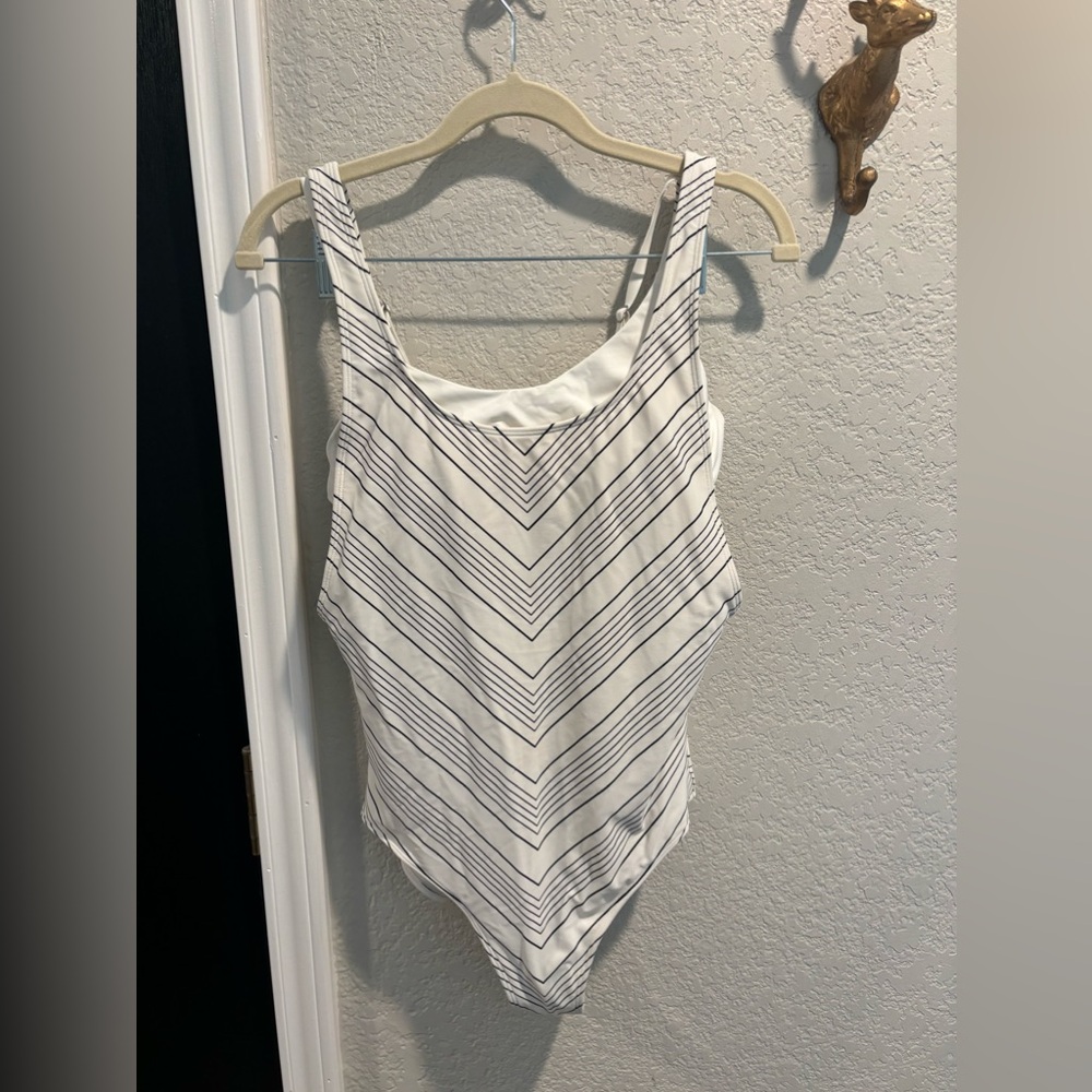 Supportive Athleta Chevron High Leg One Piece White 
SIZE 34 B/C